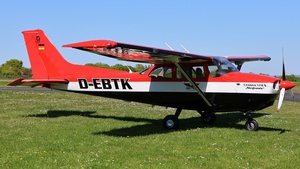 Photo of D-EBTK - Cessna 172S Skyhawk SP operated by Flugschule Stahnke