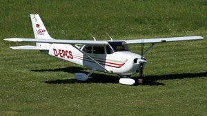 Photo of D-EPCS - Cessna 172S Skyhawk SP operated by Private