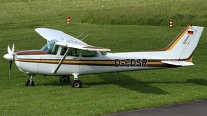 Photo of D-EDSR - Cessna 172P Skyhawk II operated by Flugsportclub Miltenberg