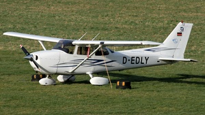 Photo of D-EDLY - Cessna 172S Skyhawk SP operated by Luftsportclub Hamm