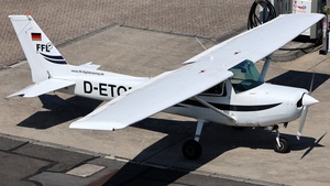 Photo of D-ETOM - Cessna 152 operated by FFL Flugschule