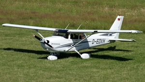 Photo of D-EDXH - Cessna 172S Skyhawk SP operated by Flugschule Ardex