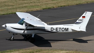 Photo of D-ETOM - Cessna 152 operated by FFL Flugschule