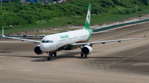 Photo of B-16225 - Airbus A321-211 operated by EVA Air