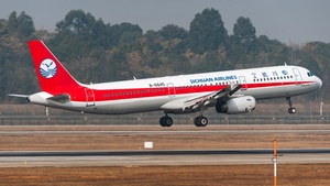 Photo of B-6845 - Airbus A321-231 operated by Sichuan Airlines