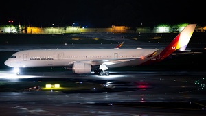 Photo of HL8359 - Airbus A350-941 operated by Asiana Airlines