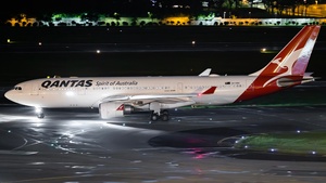 Photo of VH-EBA - Airbus A330-202 operated by Qantas