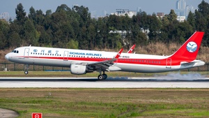 Photo of B-8960 - Airbus A321-211 operated by Sichuan Airlines
