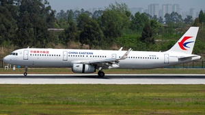 Photo of B-8230 - Airbus A321-231 operated by China Eastern Airlines