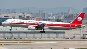 Photo of B-6845 - Airbus A321-231 operated by Sichuan Airlines
