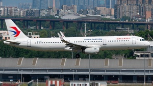 Photo of B-8165 - Airbus A321-231 operated by China Eastern Airlines