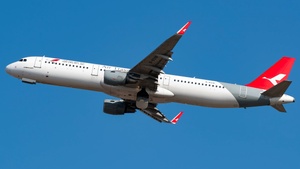 Photo of B-8318 - Airbus A321-211 operated by Air Travel