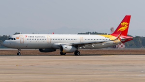 Photo of B-302V - Airbus A321-231 operated by Capital Airlines