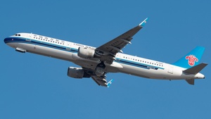 Photo of B-8992 - Airbus A321-211 operated by China Southern Airlines