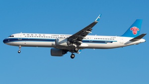 Photo of B-30FW - Airbus A321-253NX operated by China Southern Airlines