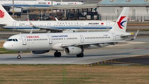 Photo of B-9947 - Airbus A321-231 operated by China Eastern Airlines