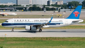 Photo of B-6977 - Airbus A320-232 operated by China Southern Airlines