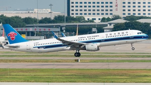 Photo of B-8423 - Airbus A321-211 operated by China Southern Airlines
