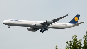 Photo of D-AIHZ - Airbus A340-642 operated by Lufthansa