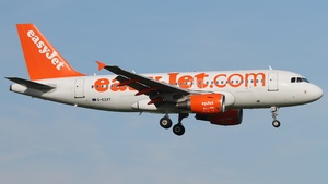 Photo of G-EZAT - Airbus A319-111 operated by easyJet