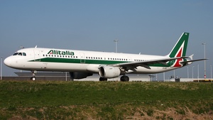 Photo of EI-IXG - Airbus A321-112 operated by Alitalia