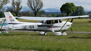 Photo of OE-KHI - Cessna 172S Skyhawk SP operated by Motorflugsportgruppe Donauwörth-Genderkingen