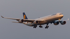 Photo of D-AIHZ - Airbus A340-642 operated by Lufthansa