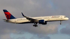 Photo of N727TW - Boeing 757-231 operated by Delta Air Lines