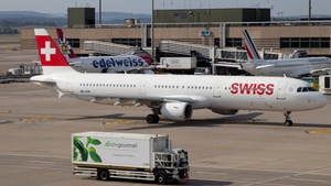 Photo of HB-IOM - Airbus A321-212 operated by Swiss International Air Lines