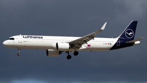 Photo of D-AIEO - Airbus A321-271NX operated by Lufthansa