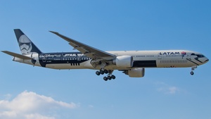 Photo of PT-MUA - Boeing 777-32W(ER) operated by LATAM Airlines Brasil