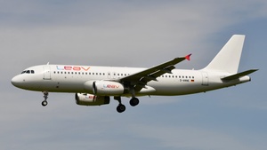 Photo of D-ANNE - Airbus A320-232 operated by LEAV Aviation