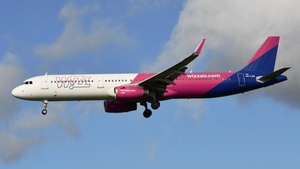 Photo of HA-LXN - Airbus A321-231 operated by Wizz Air