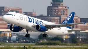 Photo of AP-BNV - Airbus A320-214 operated by Airblue