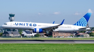 Photo of N19136 - Boeing 757-224 operated by United Airlines