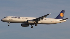 Photo of D-AIRF - Airbus A321-131 operated by Lufthansa