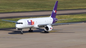 Photo of N927FD - Boeing 757-204(SF) operated by FedEx
