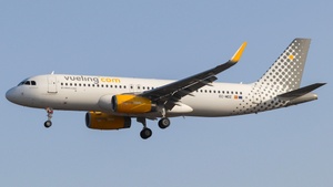 Photo of EC-MDZ - Airbus A320-232 operated by Vueling