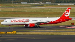 Photo of OE-LCK - Airbus A321-211 operated by Laudamotion