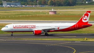 Photo of OE-LCJ - Airbus A321-211 operated by Laudamotion