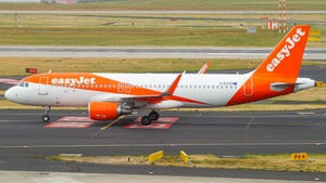 Photo of G-EZOZ - Airbus A320-214 operated by easyJet