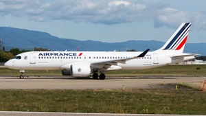 Photo of F-HOZC - Airbus A220-300 operated by Air France