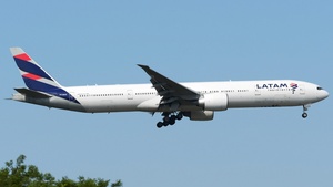 Photo of PT-MUG - Boeing 777-32W(ER) operated by LATAM Airlines Brasil