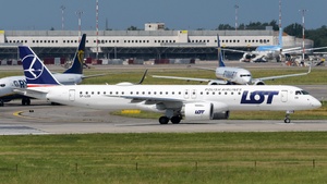 Photo of SP-LEB - Embraer ERJ-195-E2 operated by LOT Polish Airlines