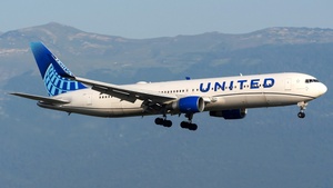 Photo of N674UA - Boeing 767-322(ER) operated by United Airlines