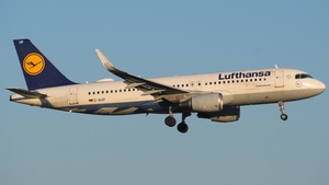 Photo of D-AIUP - Airbus A320-214 operated by Lufthansa