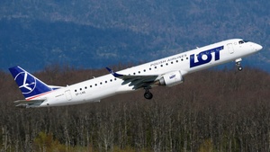 Photo of SP-LNG - Embraer ERJ-195AR operated by LOT Polish Airlines