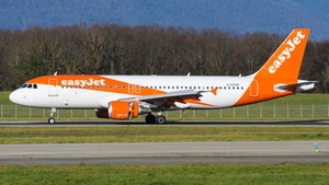 Photo of G-EZUN - Airbus A320-214 operated by easyJet