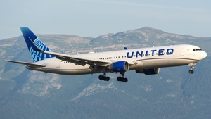 Photo of N673UA - Boeing 767-322(ER) operated by United Airlines