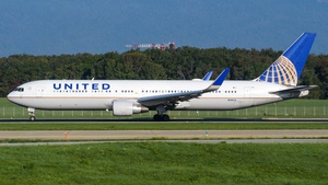Photo of N686UA - Boeing 767-3CB(ER) operated by United Airlines